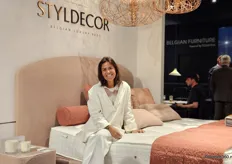 Isabelle Malysse van Revor Group toont één van de designs van het label Styldecor.